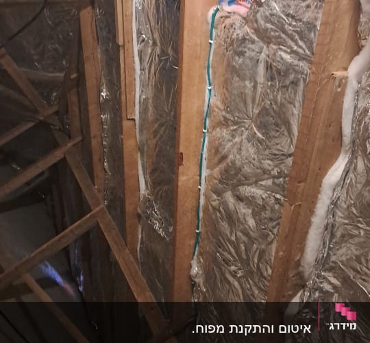 בידוד אלומיניום על קורות עץ בגג עליית גג